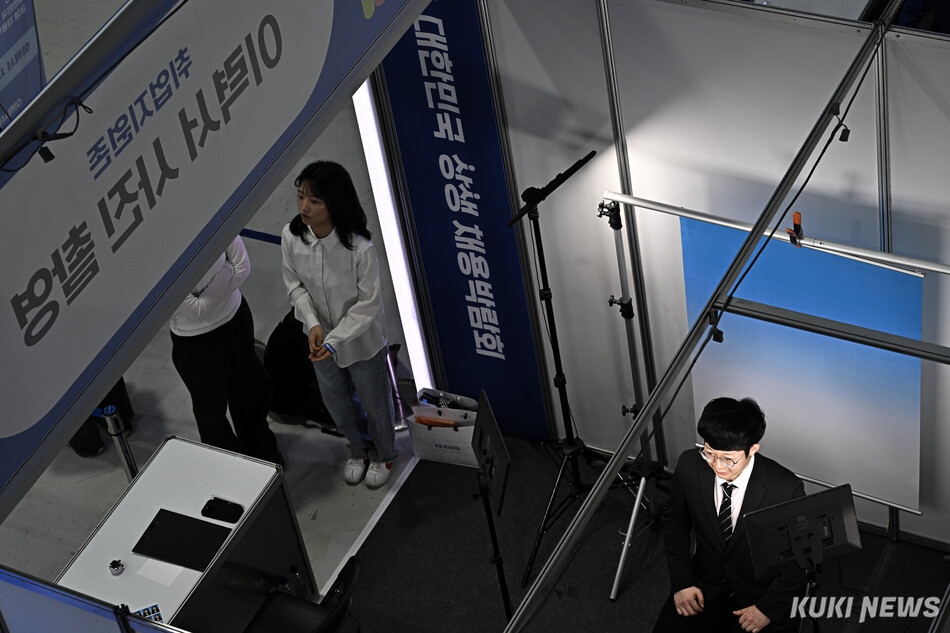 지난 4월 서울 서초구 aT센터에서 열린 ‘2026 대한민국 상생 채용박람회’를 찾은 한 구직자가 취업용 증명사진을 촬영하고 있다. 남동균 기자