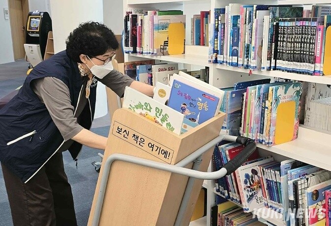 이영기·강소분(사진) 부부는충남도서관은 개관 첫날부터 현재까지 9년째 꾸준한 봉사활동을 이어오고 있다.
