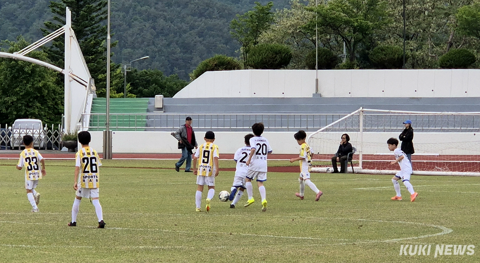 한국유소년축구협회와 평창군체육회는 공동으로 10일부터 12일까지 3일간 평창종합운동장과 대화축구장·평창국민체육센터보조구장에서 전국 55개 초등부 유소년 축구팀 선수단·관계자 등 1000여명이 참가한 가운데 ‘2026년 12차 키파컵 제3회 HAPPY700 평창 전국 유소년 축구대회’를 개최한다. ‘2026년 제8차 키파컵 제2회 HAPPY700 평창 전국 유소년 축구대회‘ 경기 모습. 평창군체육회 제공