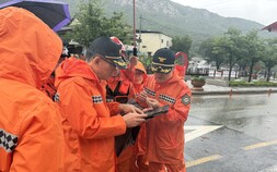 [포토 뉴스] 충남소방본부장, 공주 동학사 집중호우 피해 상황 점검