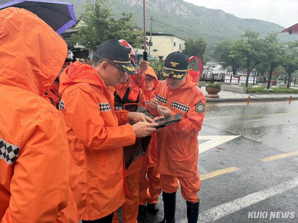 백승두 충남소방본부장이 9일 공주시 동학사 인근 집중호우 피해 발생 지역을 찾아 피해 상황과 대응 여건을 점검하고 있다. 충남도