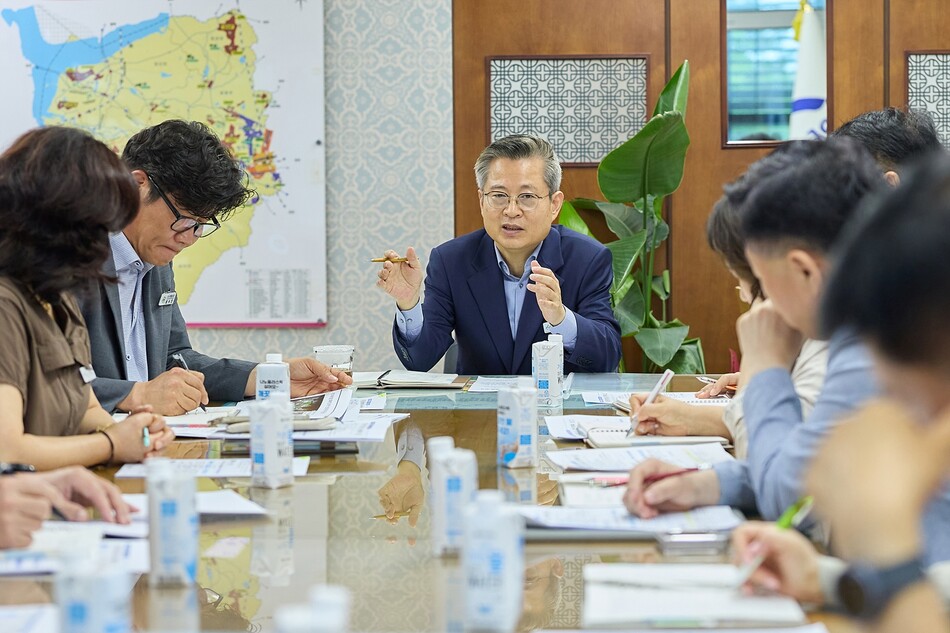 김범수 아산부시장(가운데)이 8일 ‘삼성투자 행정지원 추진단’ 첫 회의를 주재하고 있다. 아산시