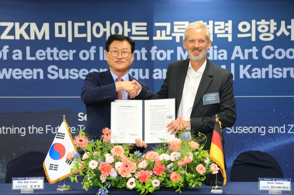 수성구가 독일 카를스루에 대표단을 초청, 교류 협력 강화에 나선다. 사진은 지난해 9월 김대권 수성구청장과 독일 카를스루에 알리스테어 허드슨 ZKM 관장이 미디어아트 교류 협력 의향서를 체결한 뒤 기념촬영을 하고 있는 모습. 수성구청 제공