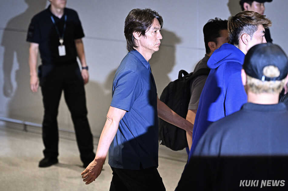 홍명보 대한민국 축구대표팀 감독이 2026 북중미 월드컵 일정을 마친 뒤 30일 인천국제공항을 통해 귀국하고 있다. 남동균 기자