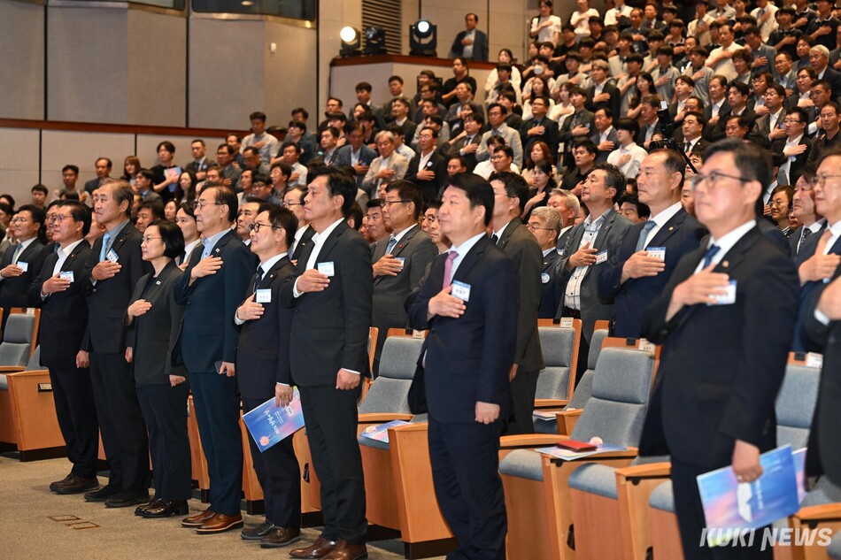 한성숙 국무총리와 한승구 대한건설단체총연합회장 등이 9일 서울 강남구 건설회관에서 열린 ‘2026 건설의 날 기념식’에서 국기에 대한 경례를 하고 있다.