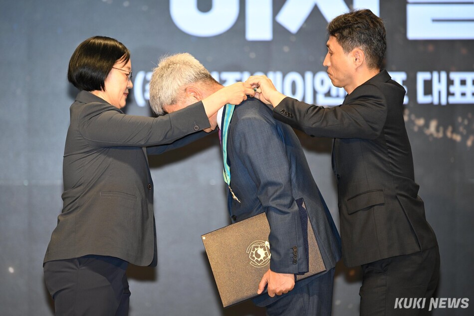 한성숙 국무총리가 9일 서울 강남구 건설회관에서 열린 ‘2026 건설의 날 기념식’에서 산업훈장을 전달하고 있다.