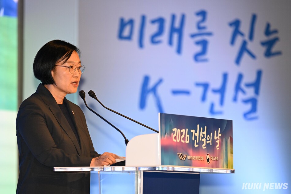 한성숙 국무총리가 9일 서울 강남구 건설회관에서 열린 ‘2026 건설의 날 기념식’에서 축사하고 있다.