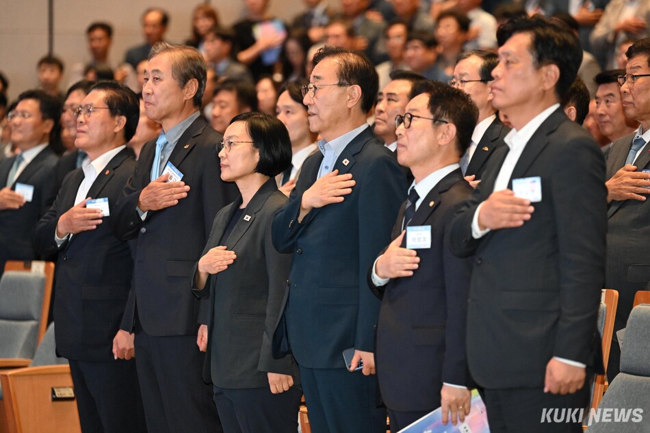 한성숙 국무총리와 한승구 대한건설단체총연합회장 등이 9일 서울 강남구 건설회관에서 열린 ‘2026 건설의 날 기념식’에서 국기에 대한 경례를 하고 있다.