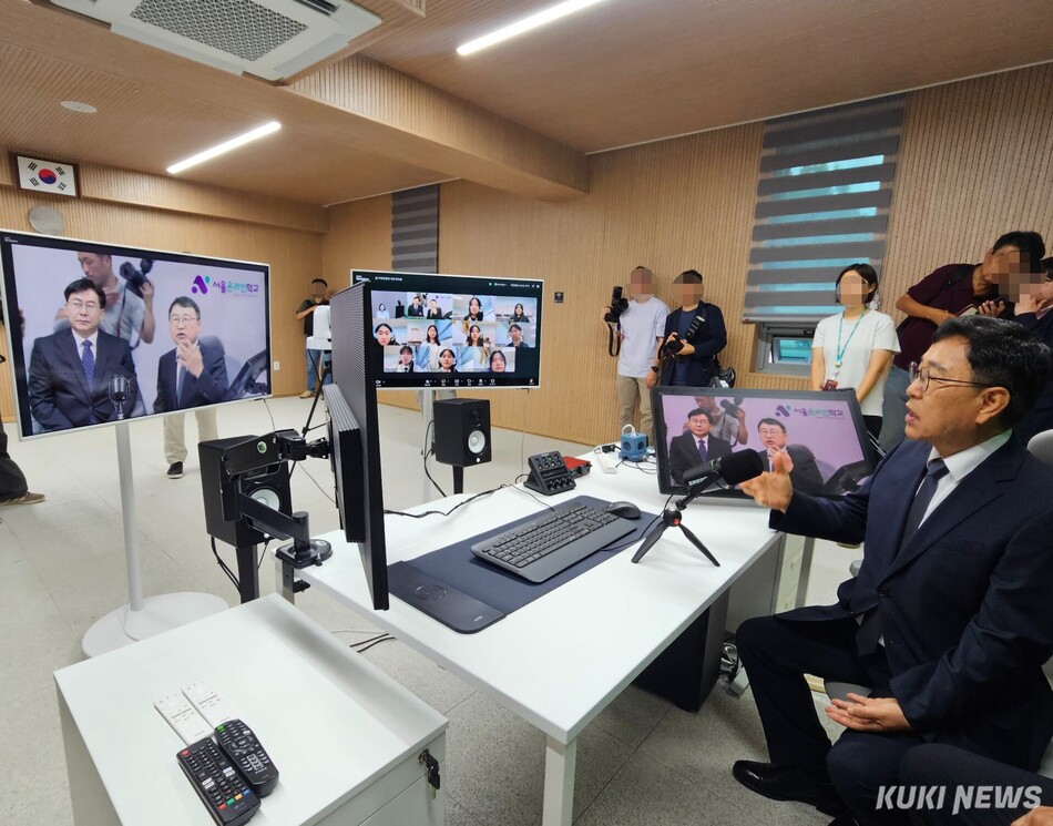 9일 오전 서울 성동구 서울온라인학교에서 정근식 서울시교육감이 온라인 수업을 참관하고 있다. 서지영 기자