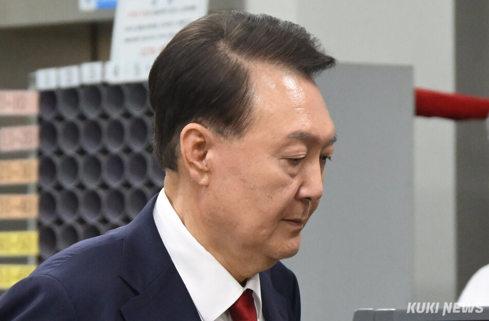 윤석열 전 대통령이 지난해 7월9일 서울 서초구 서울중앙지법에서 영장실질심사를 마치고 나오고 있다. 사진공동취재단