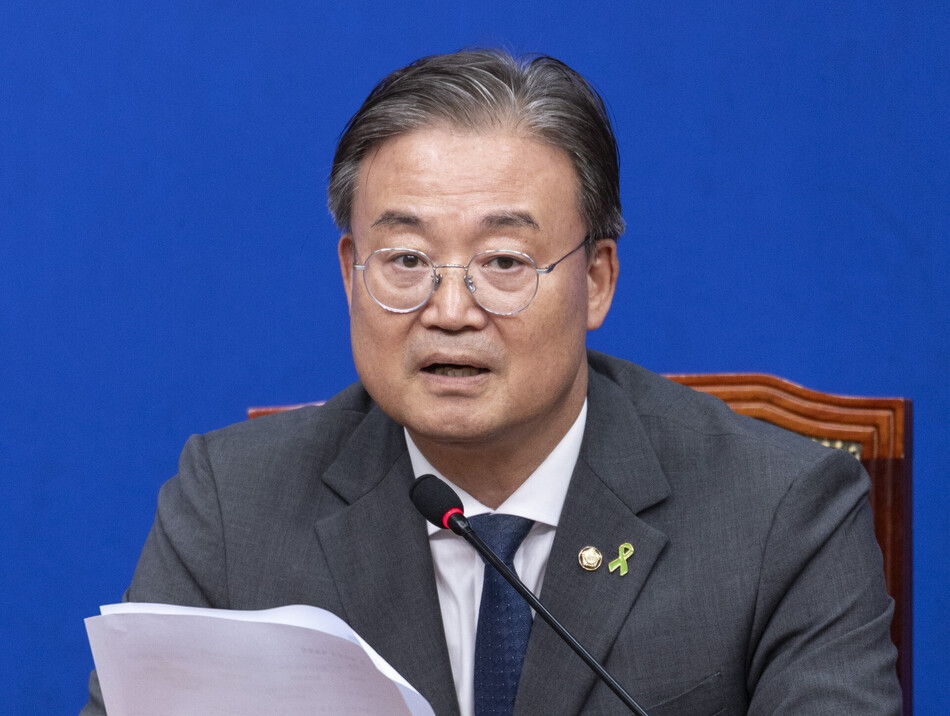 더불어민주당 전당대회준비위원회 간사인 이연희 민주당 의원이 9일 국회에서 열린 4차 회의 결과 브리핑을 마친 뒤 질문에 답하고 있다. 연합뉴스