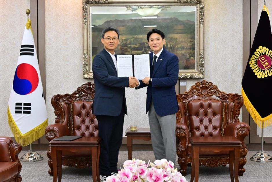 이상훈(왼쪽) 더불어민주당 대표의원과 김길영 국민의힘 대표의원이 원구성 합의를 마쳤다. 서울시의회 제공