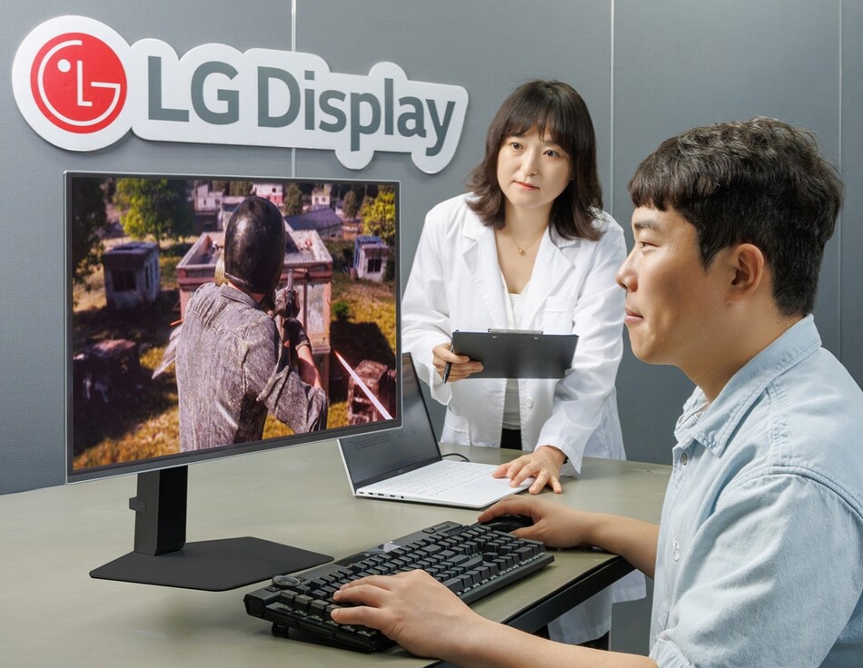LG디스플레이 직원이 게이밍 모니터 주사율과 게임 수행능력 간의 상관관계를 입증하는 실험을 하고 있다. LG디스플레이 제공