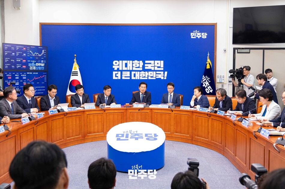 정청래 더불어민주당 전 대표가 지난 6월24일 국회 본청 당대표회의실에서 열린 최고위원회의에서 모두발언을 마친 뒤 사퇴를 선언하고 있다. 더불어민주당 제공
