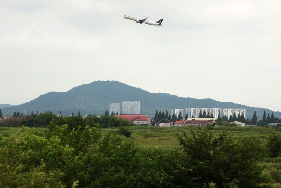 7일 전남광주 광산구 광주 군 공항에서 여객기가 날아오르고 있다. 연합뉴스