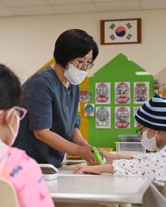 병원 복도 끝 작은 교실…아픈 아이들의 수업은 계속된다