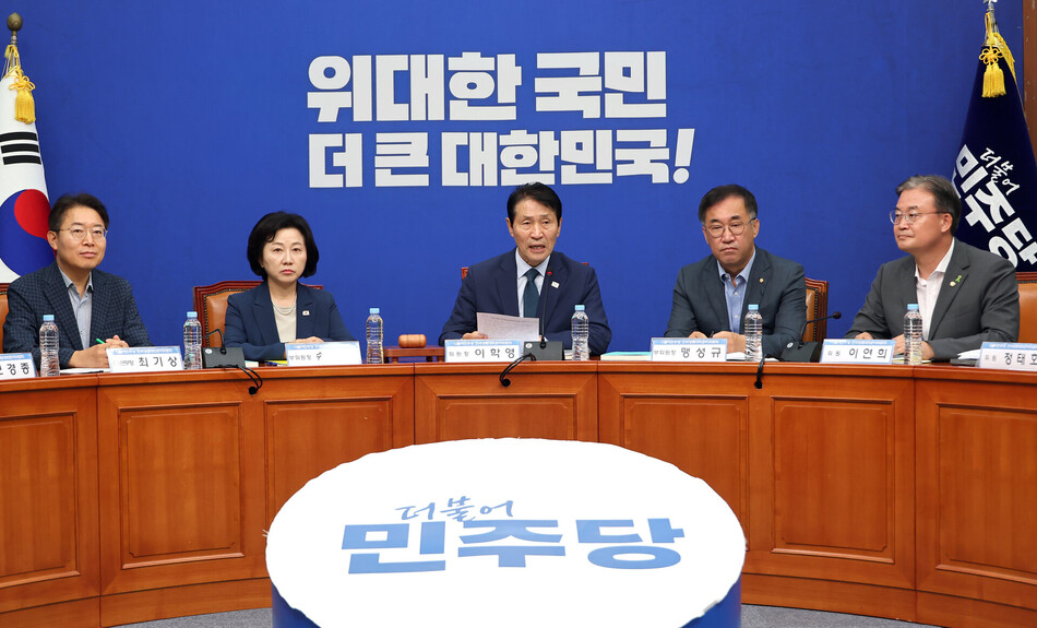 이학영 더불어민주당 전국당원대회준비위원장이 7일 서울 여의도 국회에서 열린 전준위 3차 회의에서 발언하고 있다. 연합뉴스