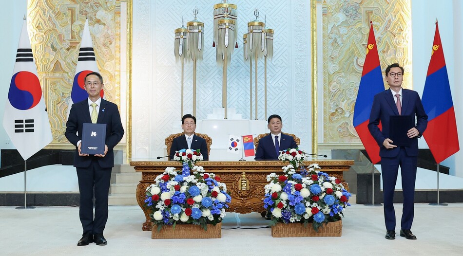 이재명 대통령과 후렐수흐 몽골 대통령이 임석한 가운데 황기연 한국수출입은행장(맨 왼쪽)과 오르혼 몽골무역개발은행(TDB) 행장(맨 오른쪽)이 9일 몽골 올란바타르 정부청사에서 열린 수은-TDB 간 금융협력 양해각서 교환식에서 기념 촬영을 하고 있다. 수은 제공