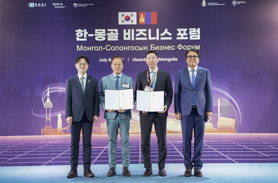 카카오뱅크는 9일 몽골 울란바타르에서 개최된 한-몽골 비즈니스 포럼에서 MCS그룹과 M Bank에 대한 전략적 지분투자를 위한 투자조건합의서를 체결했다. (왼쪽부터) 김정관 산업통상부 장관, 카카오뱅크 윤호영 대표이사, 마그마르자브 간비암바(Myagmarjav Ganbyamba) MCS홀딩스 대표, 토그미드 도르지한드(Togmidyn Dorjkhand) 몽골 부총리. 카카오뱅크 제공