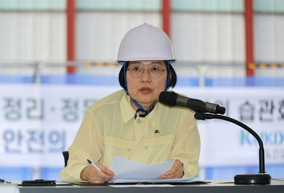한성숙 국무총리가 9일 3기 신도시 주택공급 현장인 경기도 고양시 덕양구 고양창릉지구 현장을 방문, 신도시 추진 상황 등을 점검하고 있다. 연합뉴스