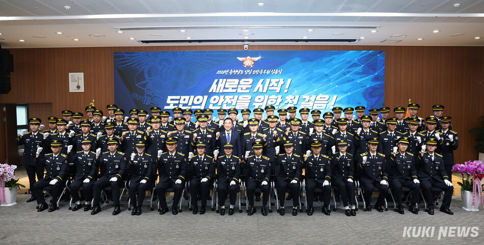 충남소방본부는 10일 도청 대회의실에서 박수현 충남지사가 참석한 가운데 신임 소방관들의 임용식을 개최했다. 충남도