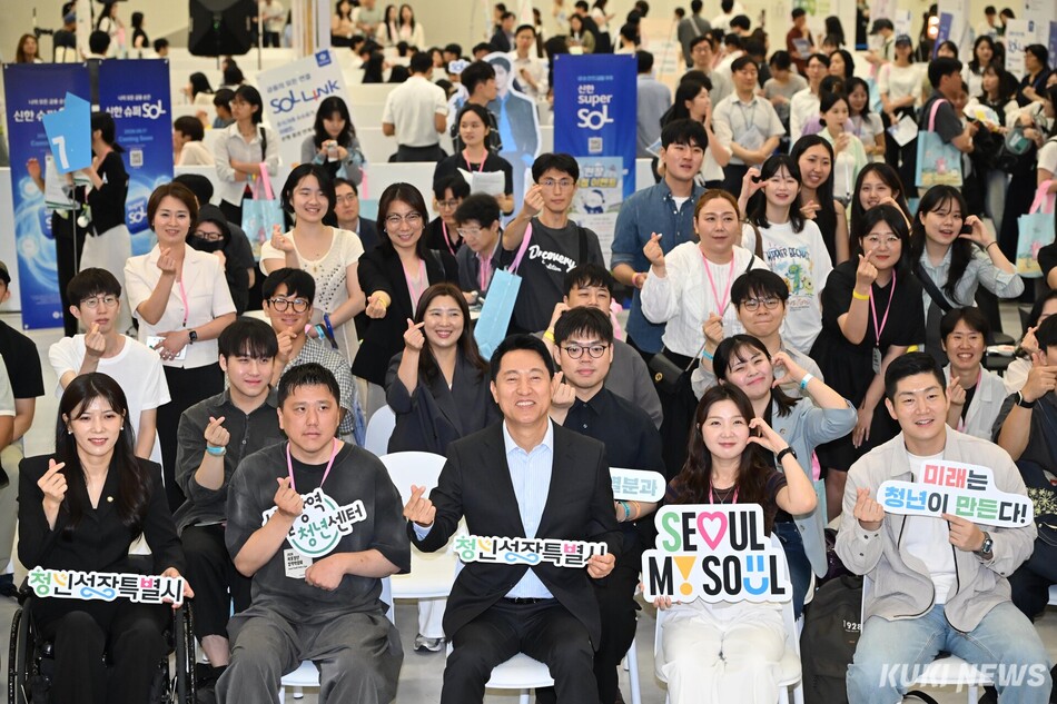 오세훈 서울시장이 10일 동대문디자인플라자(DDP)에서 열린 ‘2026 서울청년정책박람회’에서 청년들과 기념사진을 촬영하고 있다.