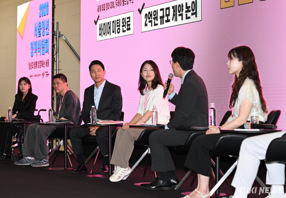 오세훈 서울시장이 10일 동대문디자인플라자(DDP)에서 열린 ‘2026 서울청년정책박람회’에서 청년들과 소통하고 있다.