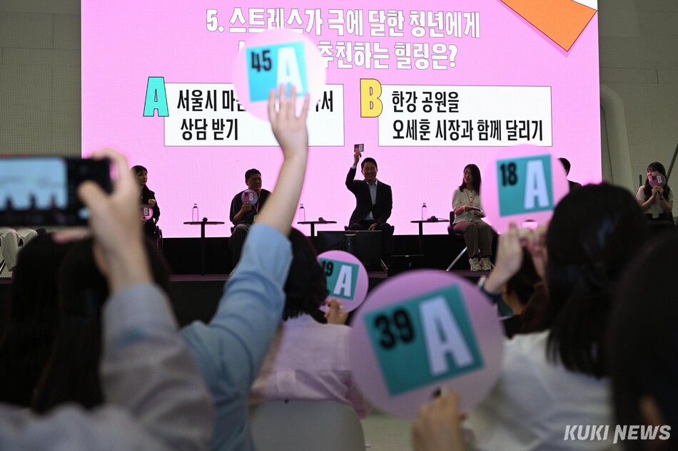 오세훈 서울시장이 10일 동대문디자인플라자(DDP)에서 열린 ‘2026 서울청년정책박람회’에서 청년들과 밸런스 게임을 하고 있다.