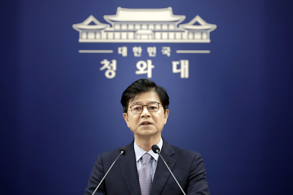 성기홍 홍보소통수석이 10일 청와대 기자회견장에서 신임 국무조정실장 임명 관련 브리핑을 하고 있다. 이재명 대통령은 임기근 기획예산처 차관을 국무조정실장으로 임명했다. 연합뉴스