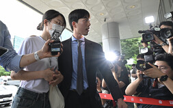문 앞 버티던 ‘올다르크’, 이번엔 경찰서 앞에 섰다 [쿠키포토]