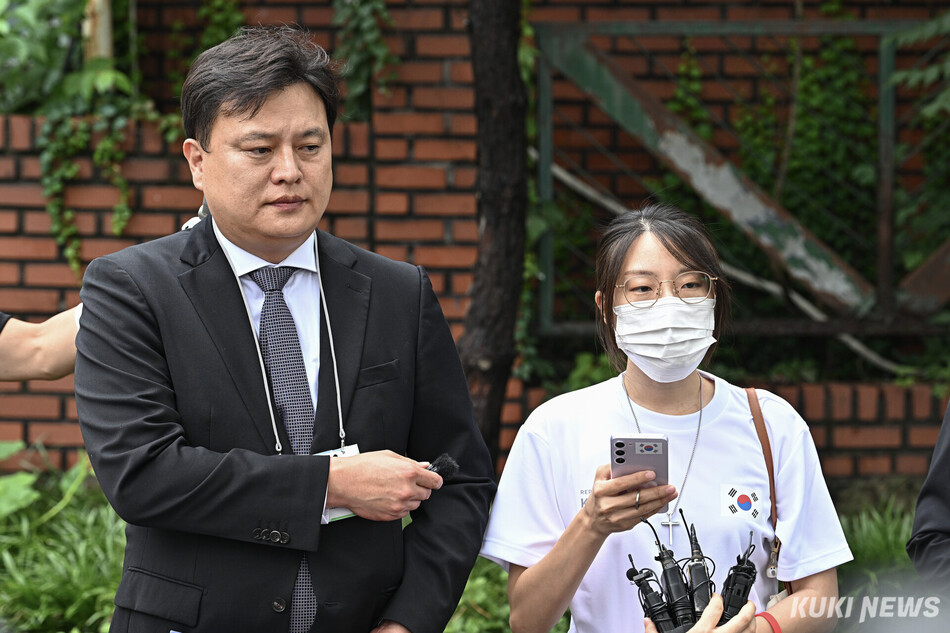 체육단체 직원들의 핸드볼경기장 내 사무실 진입을 막아 업무 방해 혐의를 받는 30대 여성(올다르크)이 10일 서울 송파구 송파경찰서에서 조사받기 전 기자회견을 하고 있다.