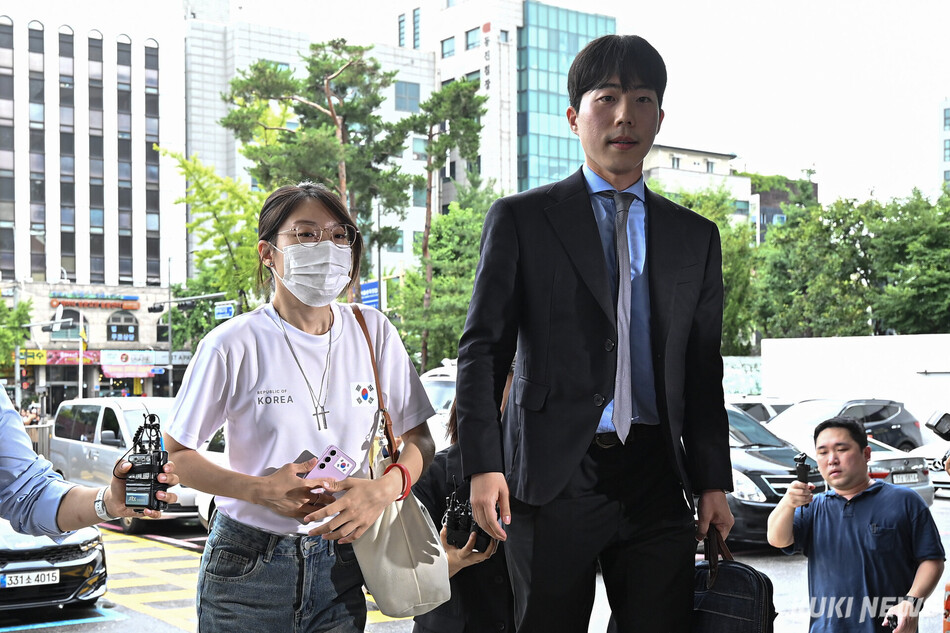 체육단체 직원들의 핸드볼경기장 내 사무실 진입을 막아 업무 방해 혐의를 받는 30대 여성(올다르크)이 10일 서울 송파구 송파경찰서에서 조사받기 위해 출석하고 있다.