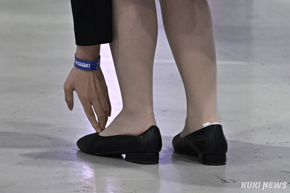 지난 4월27일 서울 서초구 aT 센터에서 열린 ‘2026 대한민국 상생 채용박람회’를 찾은 한 구직자가 신발을 고쳐 신고 있다. 남동균 기자