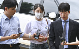 개표소 출입 막은 ‘올다르크’ 경찰 출석…업무방해 혐의 질문에는 ‘묵묵부답’