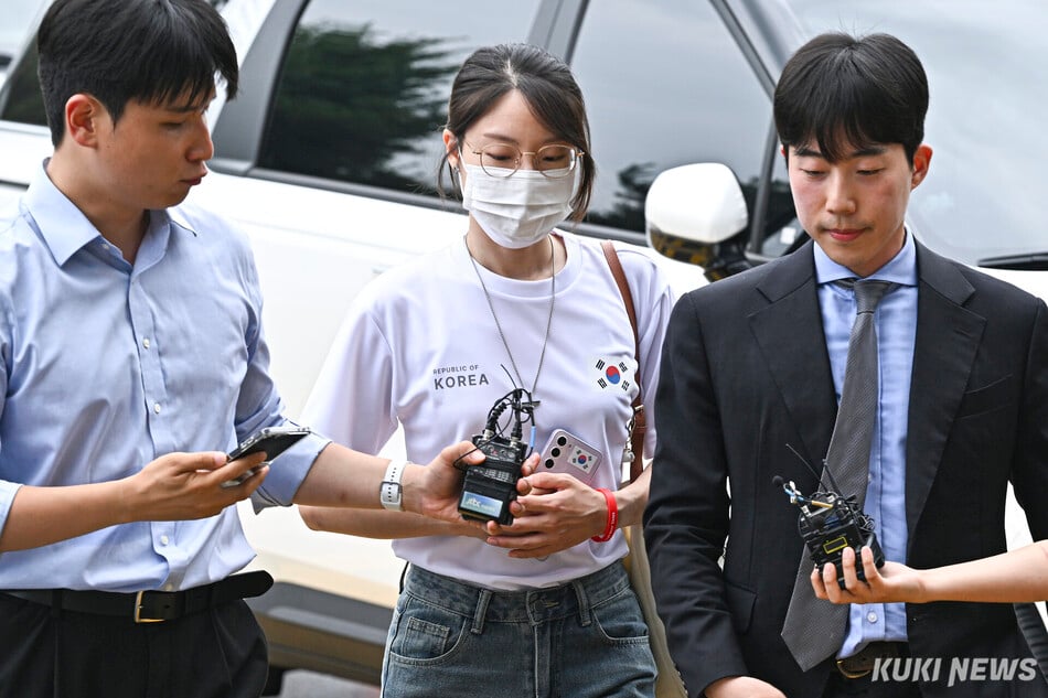 체육단체 직원들의 핸드볼경기장 내 사무실 진입을 막아 업무 방해 혐의를 받는 30대 여성(올다르크)이 10일 서울 송파구 송파경찰서에서 조사받기 위해 출석하고 있다. 남동균 기자