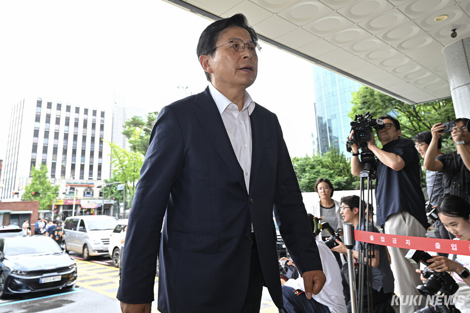 황교안 자유와혁신 대표가 10일 서울 송파구 송파경찰서에서 체육단체 직원들의 핸드볼경기장 내 사무실 진입을 막아 업무 방해 혐의를 받는 30대 여성(올다르크)의 변론을 위해 출석하고 있다. 남동균 기자