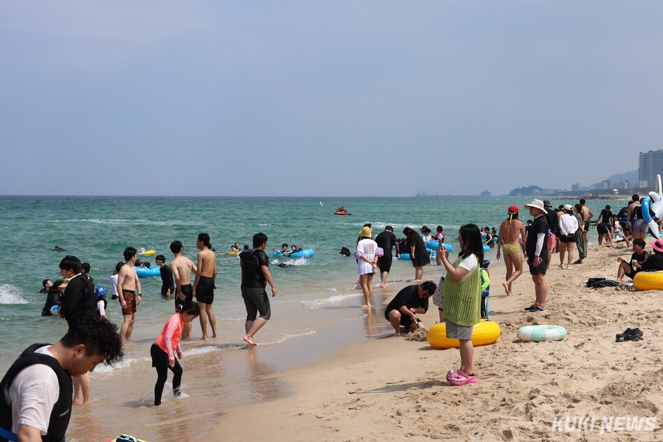 강릉시를 비롯한 관할 읍·면·동과 각 해수욕장운영위원회는 10일, 지난 4일 첫번째로 개장한 경포해수욕장을 제외한 17개 해수욕장을 모두 일제히 개장하고, 오는 8월 23일까지 45동안 본격적인 운영에 들어갔다. 경포해수욕장. 전인수 기자