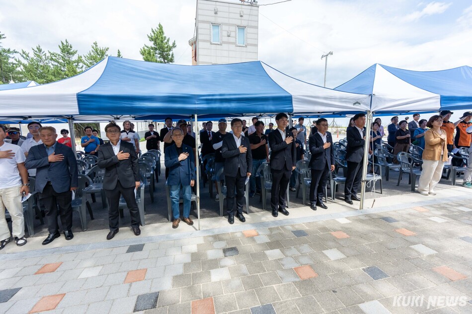 강릉시를 비롯한 관할 읍·면·동과 각 해수욕장운영위원회는 10일, 지난 4일 첫번째로 개장한 경포해수욕장을 제외한 17개 해수욕장을 모두 일제히 개장하고, 오는 8월 23일까지 45동안 본격적인 운영에 들어갔다. 주문진해수욕장 개장식 모습. 강릉시 제공