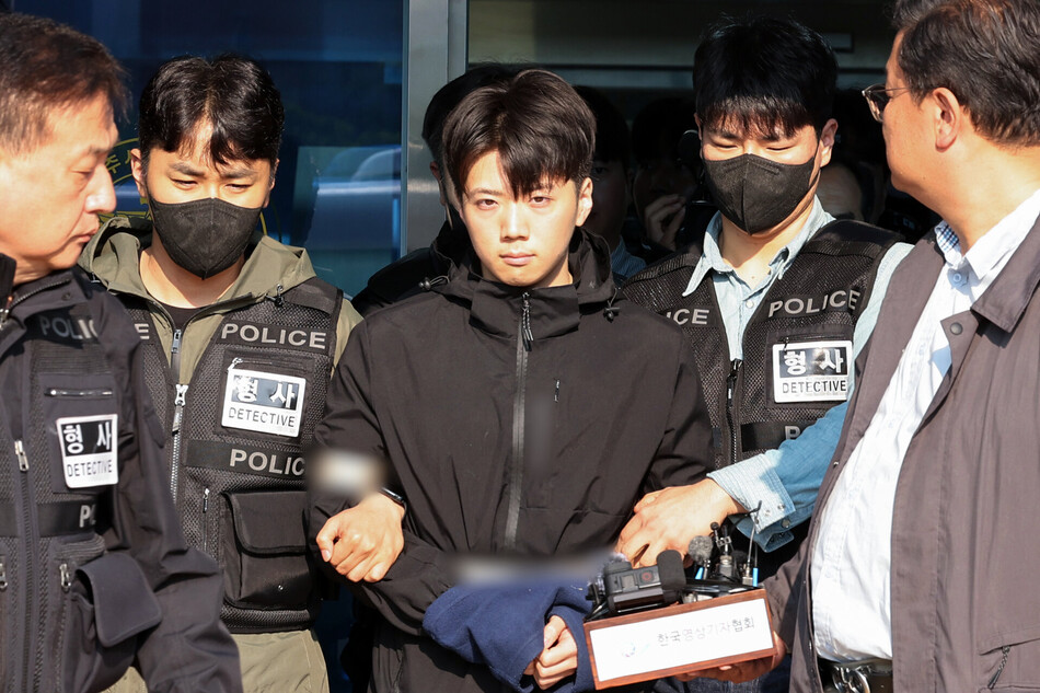살인·살인미수 혐의를 받는 장윤기가 14일 오전 광주 서부경찰서에서 검찰로 송치되기 전 포토라인에 서고 있다. 연합뉴스
