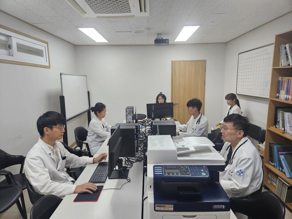 항생제 적정사용관리 시범사업 점검단이 온병원을 방문해 현장점검을 하고있다. 온병원 제공