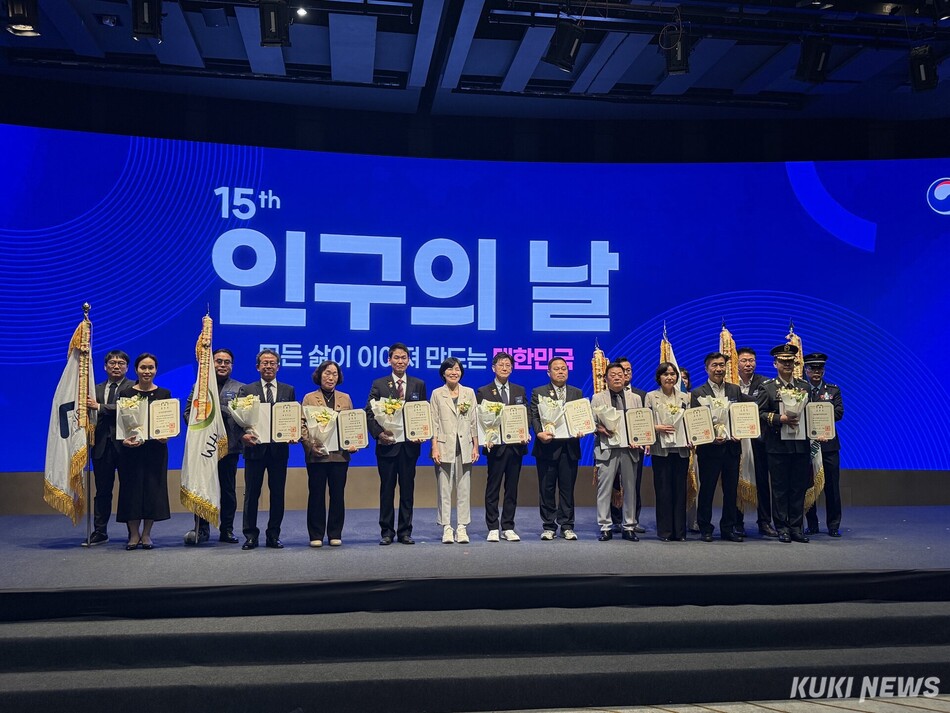 평창읍번영회(회장 김종수)가 10일 보건복지부가 주최한 ‘제15회 인구의 날’ 기념식에서 저출산 극복과 고령화 대응 등에 기여한 공로를 인정받아 대통령 표창을 수상하고 있다. 평창군 제공