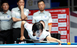 ‘캄보디아 특급’ 스롱, ‘당구 여제’ 김가영 격침…우리금융, 하나카드 꺾고 PBA 선두 질주