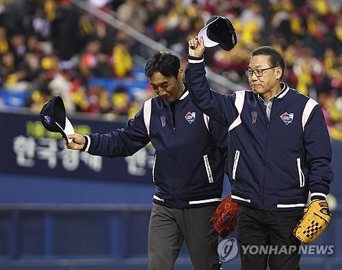 2023년 한국시리즈에서 시구한 김용수(오른쪽)와 김동수. 연합뉴스
