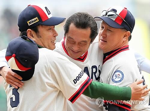 2011년 당시 시구자로 나선 박철순(가운데)과 김경문(오른쪽). 연합뉴스