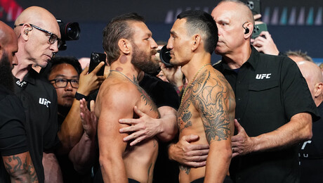 ‘前 더블 챔피언’ 코너 맥그리거, 77.3kg으로 UFC 계체 통과…“할로웨이 10초 안에 박살”