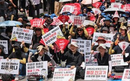“사명감만으론 못 버틴다”…폭염 뚫고 거리로 나온 공무원·교원