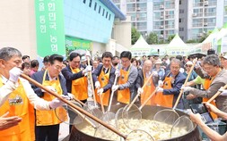[포토] ‘K-디저트’ 원주 찰옥수수 축제 “탱글탱글 쫄깃쫄깃”