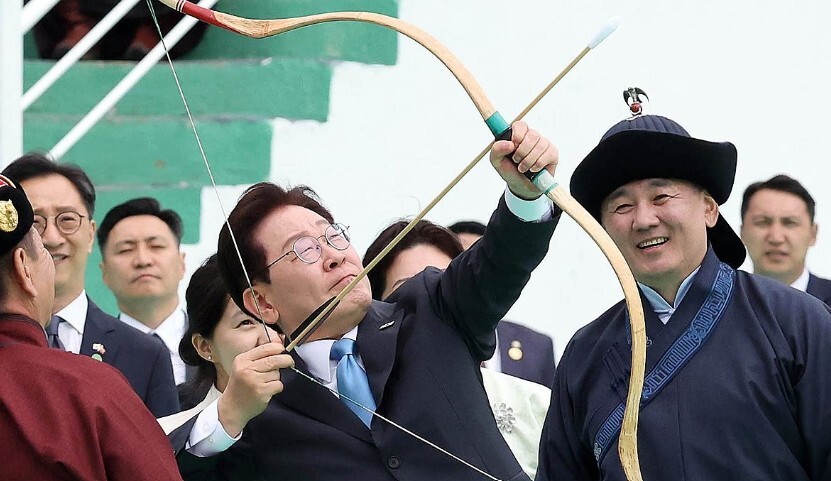 몽골을 국빈방문 중인 이재명 대통령이 11일(현지시간) 울란바타르 나담축제장에서 전통 활을 쏘고 있다. 오른쪽은 오흐나 후렐수흐 몽골 대통령. 연합뉴스