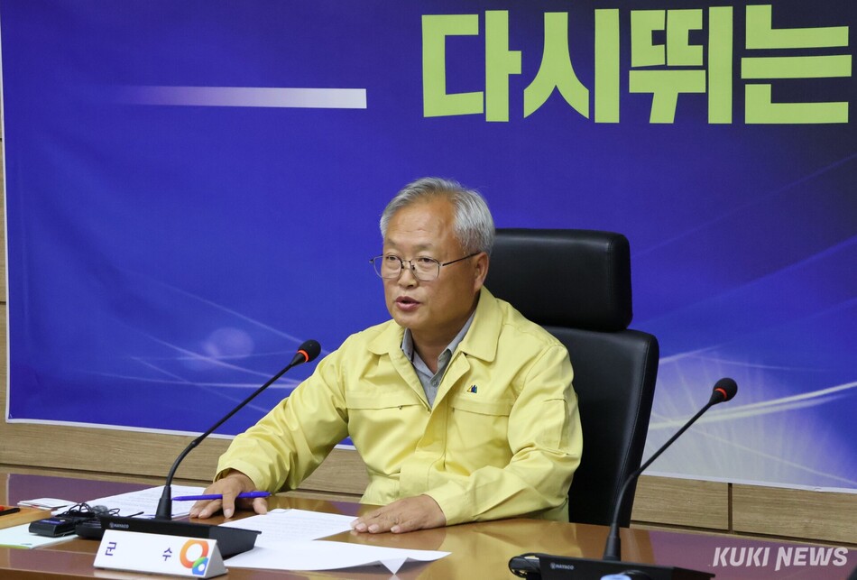 민선 9기 양양군의 새로운 이정표를 세울 ‘양양군수직 인수위원회’가 한 달여간의 공식 활동을 성공적으로 마무리하고, 10일 군수 집무실에서 해단식을 가졌다. 김정중 양양군수. 전인수 기자