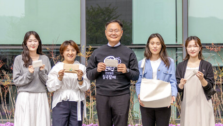 ‘버려진 참외의 변신’…칠곡군, 국내 첫 참외 비건가죽 개발